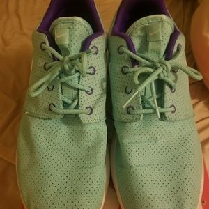 Women's 9.5 nike rosherun